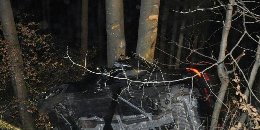 Der Autolenker und sein Beifahrer wurden bei einem Selbstunfall in Dornach SO getötet. Der dritte Insasse erlitt erhebliche Verletzungen. Das Auto ist schrottreif.