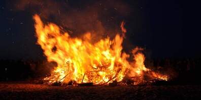 Die Segnung des Osterfeuers findet um 5:30 Uhr vor dem BGZ Uznach statt. (Symbolbild)
