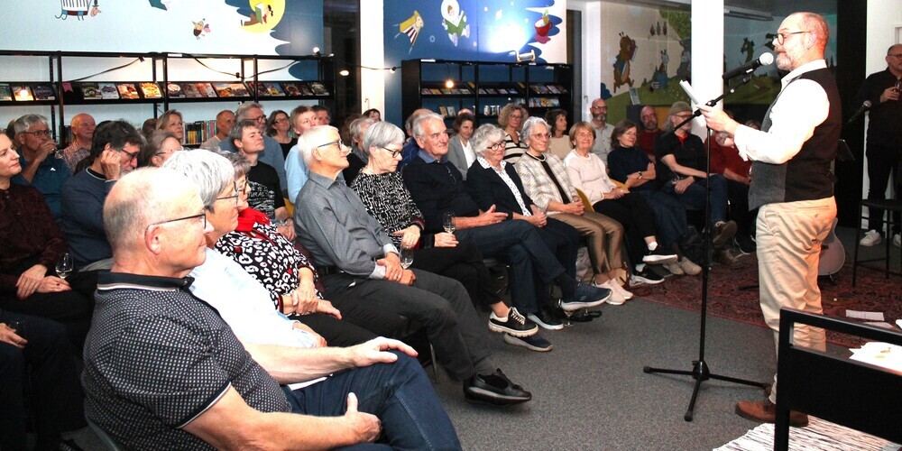 Der gebürtige Bernecker Richi Küttel sorgte in der biblioRii für beste Unterhaltung.