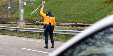 In nur zwei Stunden mussten auf der A15 in Schmerikon 14 Verkehrsteilnehmer verzeigt werden, die wichtige Signale missachteten. (Symbolbild)