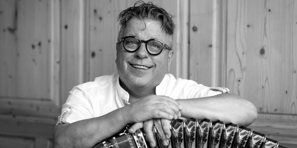 Vollblutkomiker «Schösu» bringt mit seinem unverwechselbaren Humor und Charme das Publikum zum Lachen.