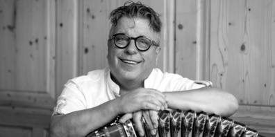 Vollblutkomiker «Schösu» bringt mit seinem unverwechselbaren Humor und Charme das Publikum zum Lachen.