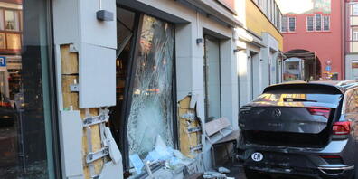 Das Auto prallte gemäss der Polizei mit Schwung in die Fassade des Restaurants.