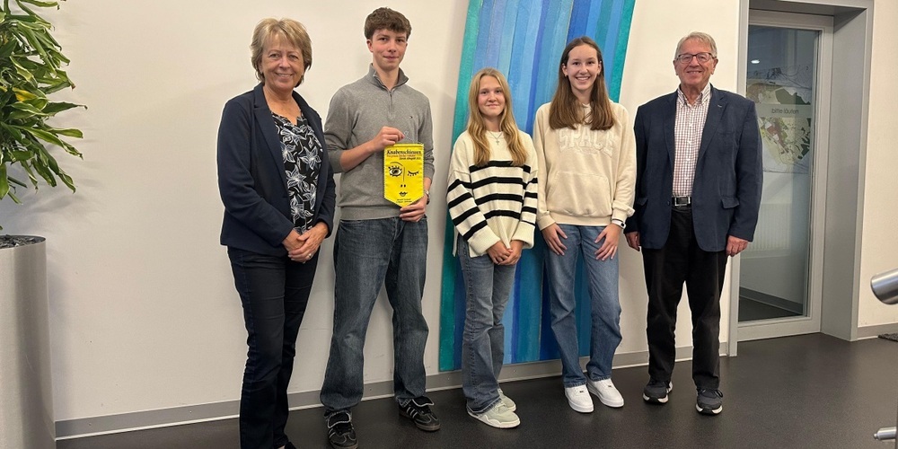 Gemeindepäsidentin Marlis Dürst und Gemeinderat René Zimmermann  mit den drei erfolgreichen Schützinnen und Schützen aus Wangen-Brütti sellen: Sieger Dominik Engeli mit Wimpel. 