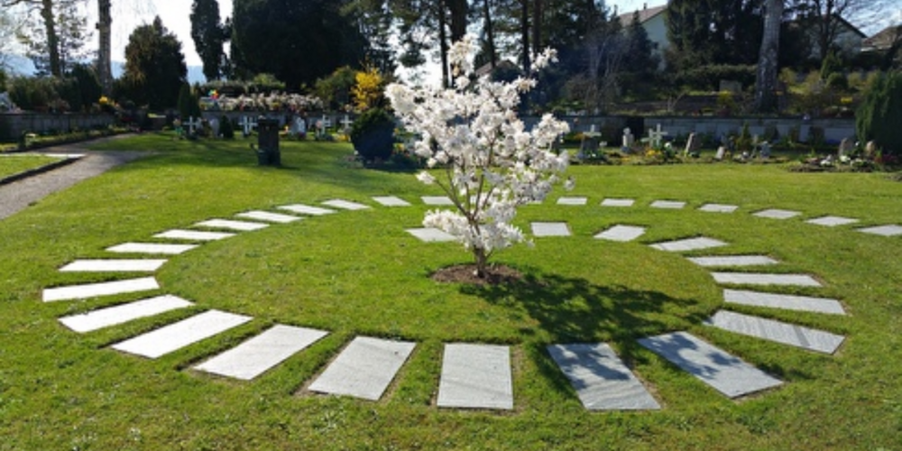 Die Gedenkstätte auf dem Friedhof Hittnau schafft einen Ort, an dem Eltern und Angehörige Sternenkinder erinnern und Abschied nehmen können. (Symbolbild)