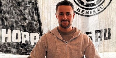 Jonas Thönig bei seiner Unterschrift. 