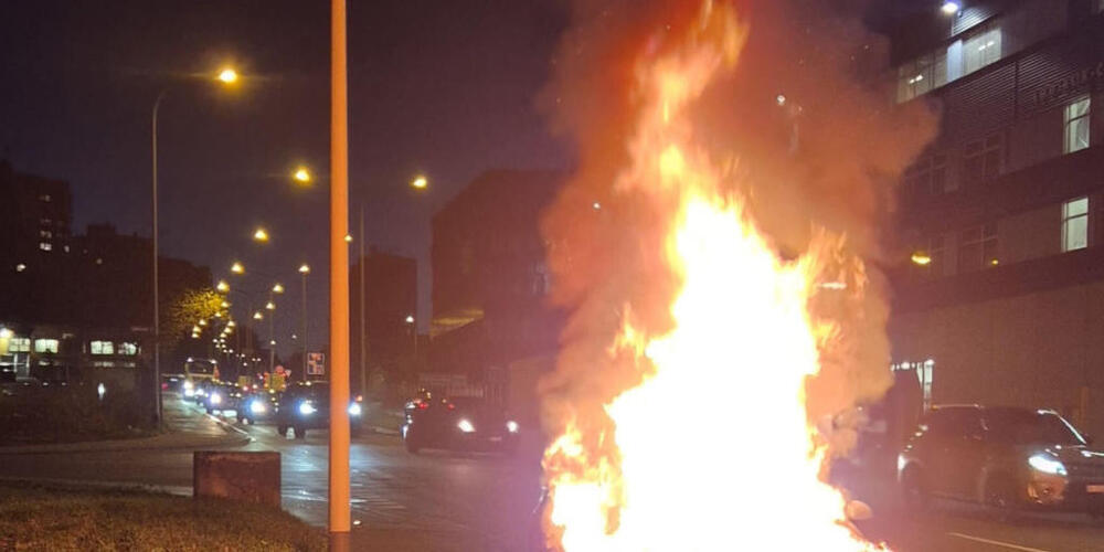 Das Auto brannte komplett aus.