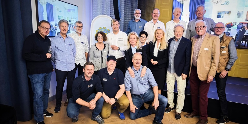 Mitglieder des Civitan Clubs Zürichsee mit Gastredner Oliver Heer (stehend 5. v.l.) am 10 Jahres Jubiläum in der Radio Zürisee Loft.