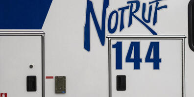 Am Zehntenhausplatz in Zürich-Affoltern kollidierten am Dienstag zwei Busse miteinander. Die Ambulanz brachte Verletzte zur Untersuchung ins Spital. (Symbolbild)