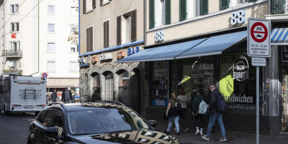 Das Tagfahrverbot auf einem Abschnitt der Zürcher Langstrasse wurde nach dessen Einführung oft nicht beachtet. Am Dienstag stand ein 61-jähriger Autofahrer vor Gericht, der mehr als ein Dutzend Mal dagegen verstiess. (Symbolbild)