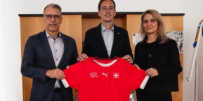 Rafel Navarro (m.) mit SFV-Präsident Peter Knäbel und Marion Daube, Direktorin Frauenfussball.