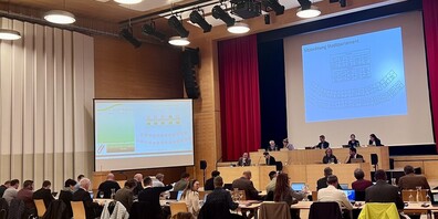 Kurz vor Beginn der Parlamentssitzung vom  4. November 2025 im Fürstenlandsaal.