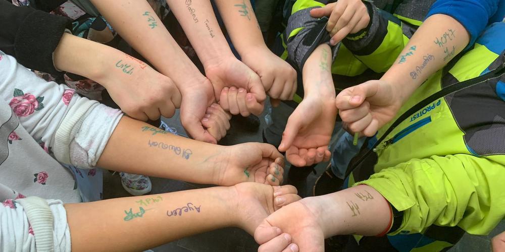 Zahlreiche Hände werden zum Miteinander gereicht