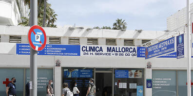 Menschen warten vor einem Covid-19-Testzentrum am Strand von El Arenal. Foto: Clara Margais/dpa