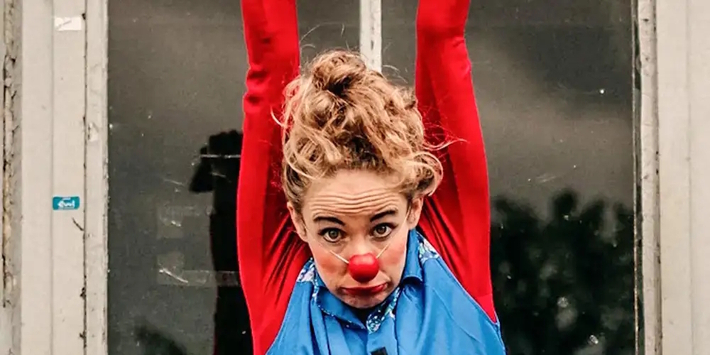 Die verspielte Clownin nimmt das Publikum mit in die Welt der Poesie und Fantasie, der Scherben und Luftschlösser, der Liebe und Musik.