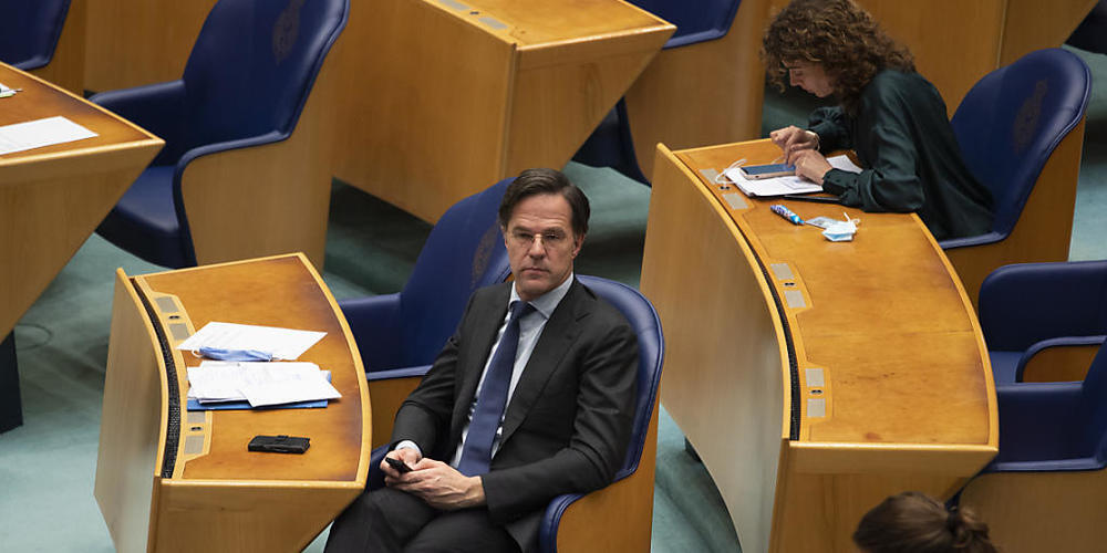 Mark Rutte, Premierminister der Niederlande, hört einer Debatte im niederländischen Parlament zu. Foto: Peter Dejong/AP/dpa