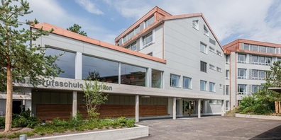Die Schulanlage wirkt wieder einladend: Die verschiedenen Gebäude wurden mit einer einheitlichen Fassade umhüllt. 