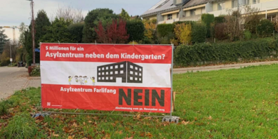 Das Komitee «Asylzentrum Farlifang Nein» wirbt in Zumikon mit Plakaten für ein Nein zum geplanten Asylzentrum.