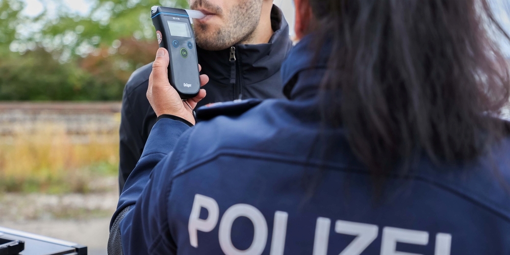 Bei zwei der kontrollierten Autofahrer zeigte die Atemalkoholmessung durch die Kapo St.Gallen einen zu hohen Wert auf. (Symbolbild)