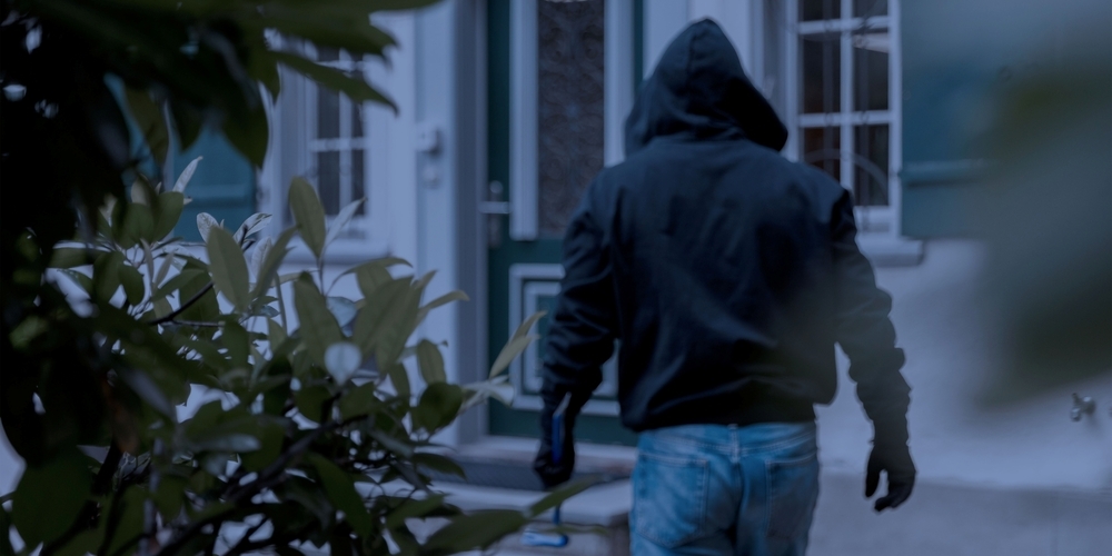 Durch ein Fenster verschaffte sich die unbekannte Täterschaft gewaltsam Zutritt ins Innere des Restaurants. (Symbolbild)