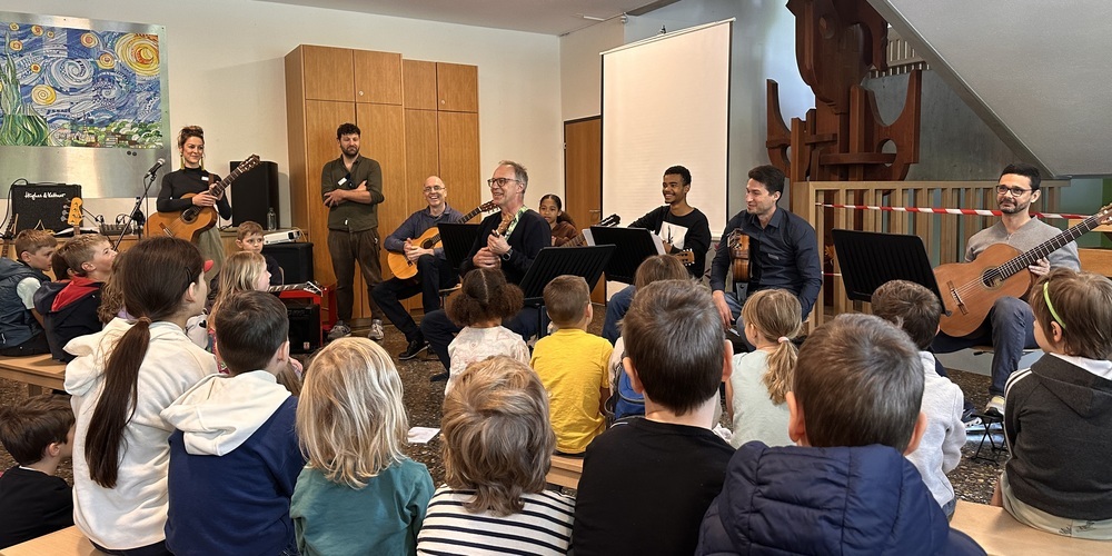 Besucher können Instrumente ausprobieren und Lehrpersonen persönlich kennenlernen