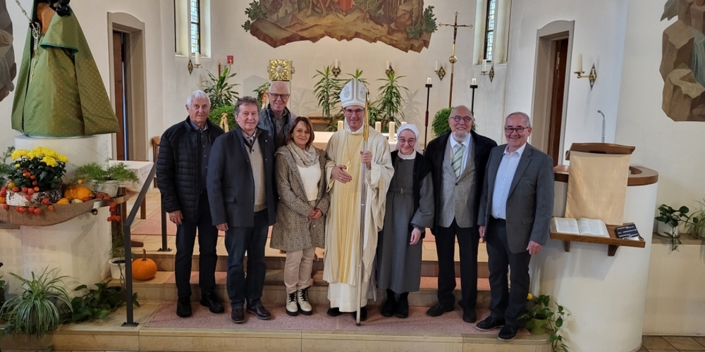 Gruppenbild mit Stiftungsrat, Bischof und Eremitin von links nach rechts: Guido Staub, Noldi Hasler, Josef Schönenberger, Brigitte Breitenmoser, Bischof Beat Grögli, Schwester Maria-Amadea, Edi Schnellmann und Georges Wohlgensinger