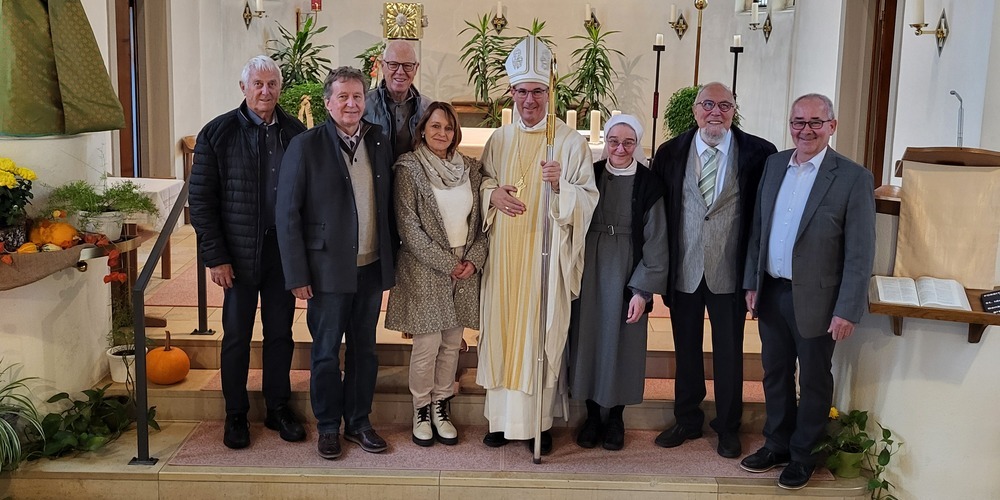 Gruppenbild mit Stiftungsrat, Bischof und Eremitin (von links nach rechts): Guido Staub, Noldi Hasler, Josef Schönenberger, Brigitte Breitenmoser, Bischof Beat Grögli, Schwester Maria-Amadea, Edi Schnellmann und Georges Wohlgensinger