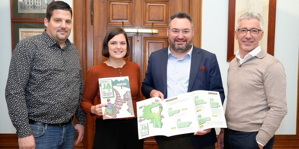 Komitee-Vertreter von «SG mit Zukunft» mit Flyer: (v.l.) Christoph Bärlocher (KGV), Franziska Steiner-Kaufmann (Die Mitte), Raphael Frei (FDP) und Markus Bänziger (IHK).