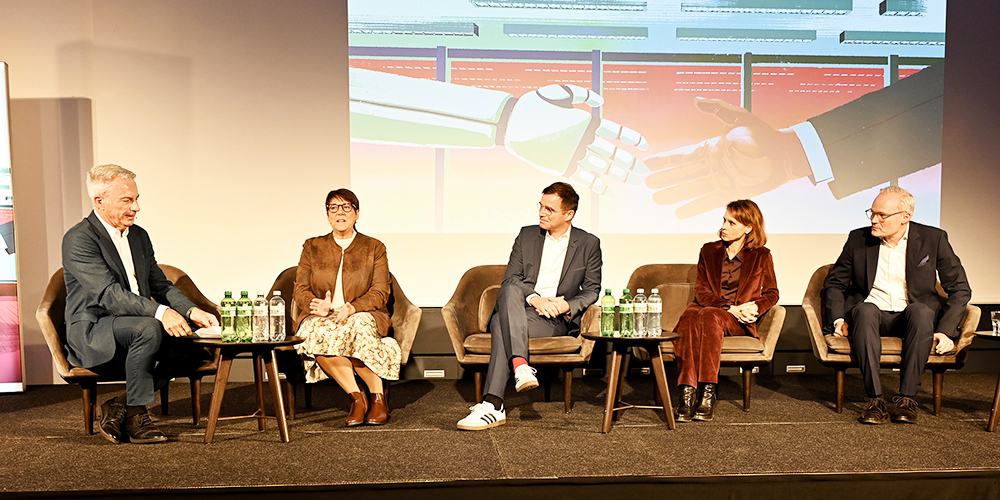 Moderator Reto Lipp und Petra Steimen-Rickenbacher, Regierungsrätin und Vorsteherin Volkswirtschaftsdepartement.