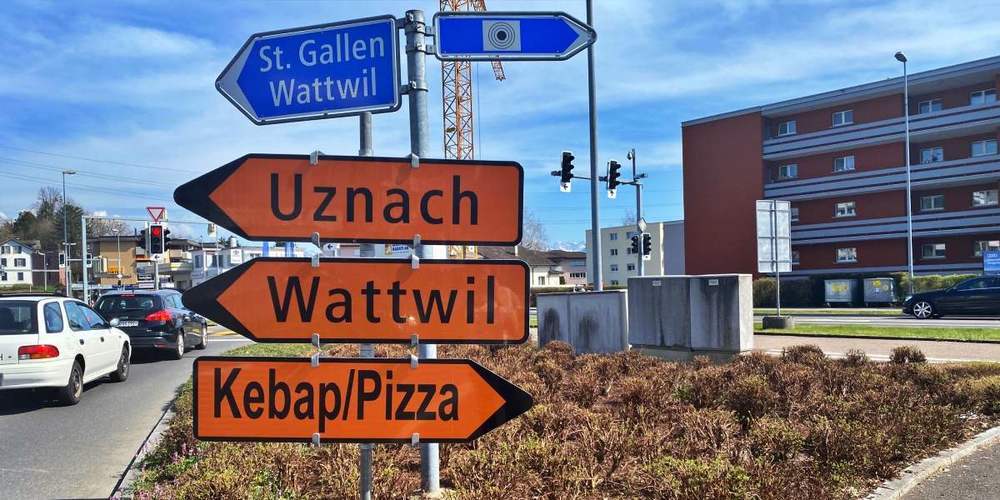 Diese Strassenschilder zeigen auf, wo es lang geht.