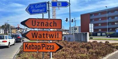 Diese Strassenschilder zeigen auf, wo es lang geht.