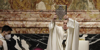 dpatopbilder - Papst Franziskus hält das Buch der Evangelien während einer Chrisammesse im Petersdom. Foto: Andrew Medichini/AP/dpa