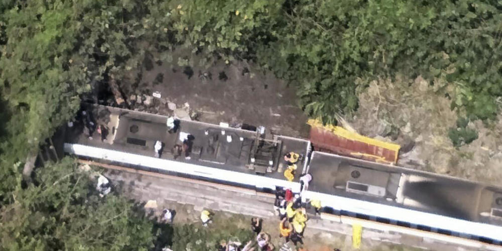 HANDOUT - Passagieren in Taiwan wird geholfen, aus einem entgleisten Zug zu klettern. Foto: Uncredited/National Fire Agency/AP/dpa - ACHTUNG: Nur zur redaktionellen Verwendung und nur mit vollständiger Nennung des vorstehenden Credits