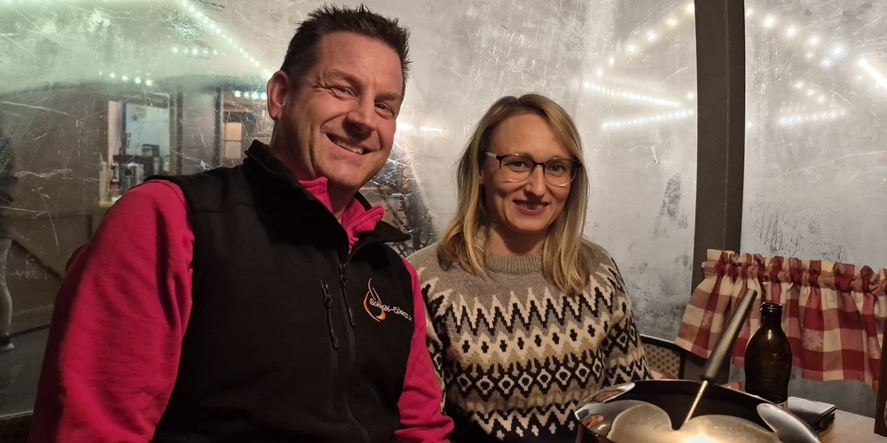 Ralf Schmidi (Geschäftsführer) mit einer Gästin