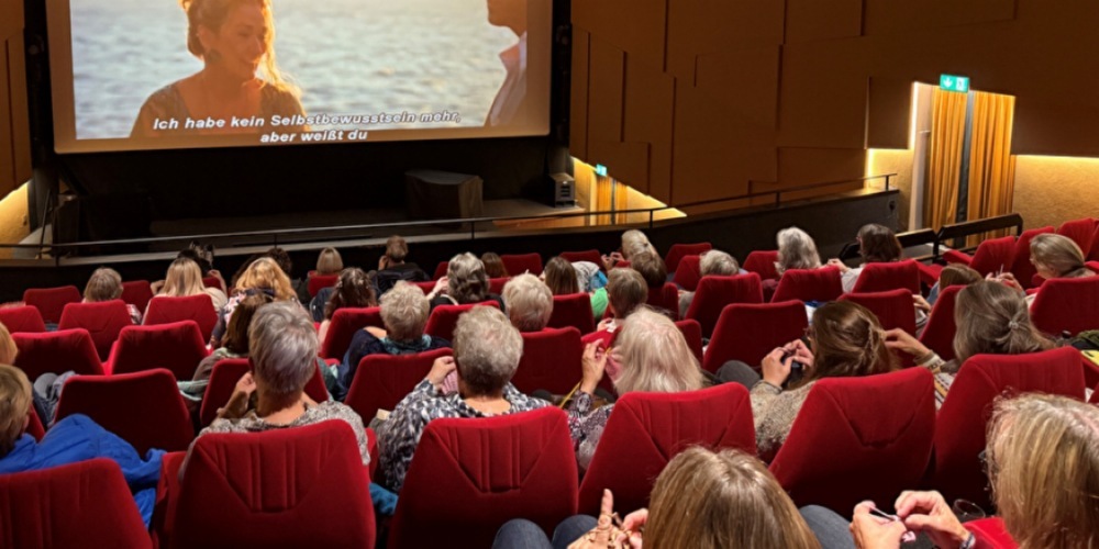 Beim ersten Strickkino teilen über 50 Frauen ihre Leidenschaft für Wolle und Film 