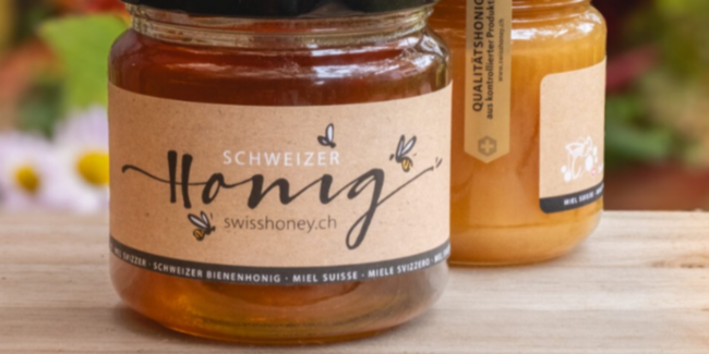 Ein Glas Schweizer Bienenhonig mit dem Goldsiegel von apisuisse: Lokal produziert, rückverfolgbar und laut BienenSchweiz frei von Verfälschungen.