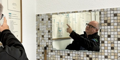 Im Reservoir Sonnenberg: Renato Wyss, Betriebsleiter der Technischen Betriebe Uzwil, erklärt den aufwendigen Ablauf der Arbeiten. Herausfordernd: Auch während der Bauzeit bleibt das Reservoir in Betrieb.