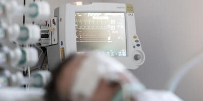 Ein Patient auf der Intensivstation des Tessiner Regionalspitals La Carita in Locarno. (Archivbild)