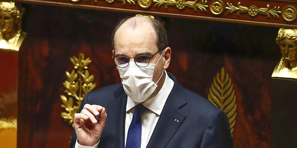 Jean Castex, Premierminister von Frankreich, spricht zu Mitgliedern des Parlaments über die neuen coronabedingten Maßnahmen. Castex hat die strengeren Corona-Beschränkungen gegen heftige Kritik von Parlamentariern verteidigt. Foto: Michel Euler/AP...