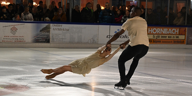 Die Weltklasseathleten Yannick Bonheur und Annette Dytrt zeigten gewagten Paareislauf.