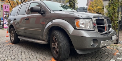 Beim Unfall zwischen einem Auto und einem Fussgänger auf dem Engelplatz in Rapperswil entstand am Fahrzeug geringer Sachschaden.