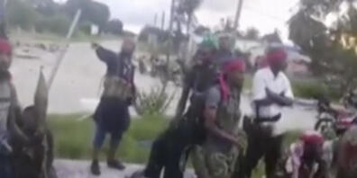 SCREENSHOT - Mutmaßliche Kämpfer, die in der nordmosambikanische Küstenstadt wüteten, sind versammelt. Nach den tagelangen Kämpfen werden immer mehr Details über das brutale Vorgehen der Angreifer bekannt. Foto: Amaq/Militant video/AP/dpa - ACHTUN...