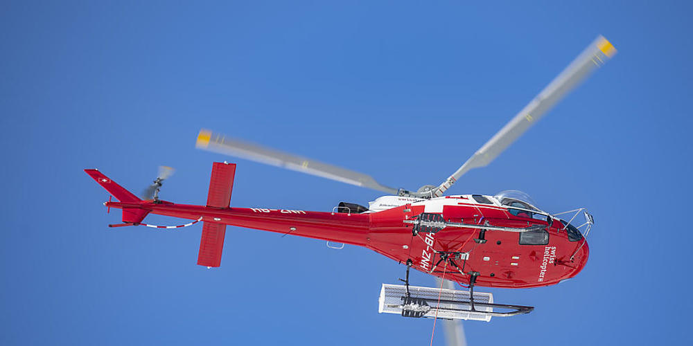 In Giffers FR ist am Freitag ein Motorradfahrer frontal mit einem Auto kollidiert und schwer verletzt worden. Ein Rega-Team flog ihn ins Spital. (Archivbild)