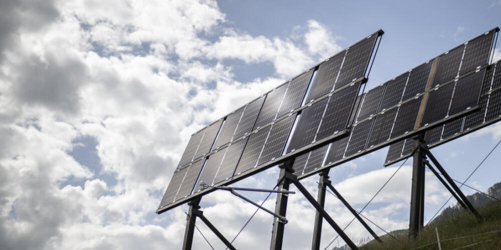 Solarmodule in den Bergen: In Sedrun hat der Bau einer Solar-Grossanlage bereits begonnen. Bald soll es auch in Samedan so weit sein. (Archivbild)