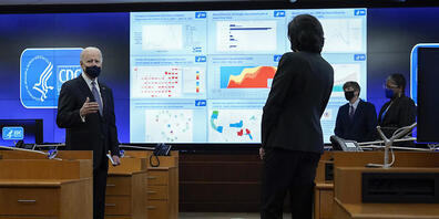 Joe Biden, Präsident der USA, spricht bei einem Briefing zur Corona-Pandemie am Hauptsitz der Gesundheitsbehörde «Zentren für Krankheitskontrolle und -prävention» (Centers for Disease Control and Prevention, CDC), zu CDC-Leiterin Dr. Rochelle Wale...