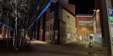 Schneiders Arbeiten zeigen Architektur und Landschaften in stiller Intensität – als Hommage an die Mutter und als eigenständige künstlerische Position