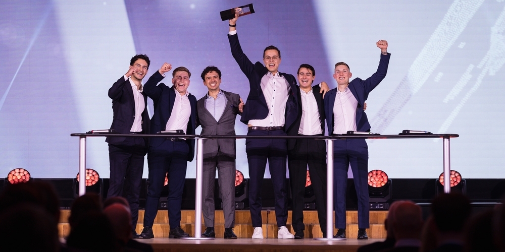 Das Team «Veloplus» mit dem Rapperswiler Pedro Hagmann de Lima Castro (2.v.r.) und dem Kaltbrunner Silvan Spühler (1.v.r.) holte den Award für Marktforschung.