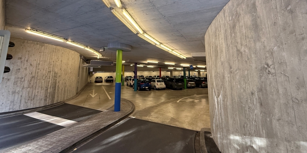 Die neue LED-Beleuchtung des Parkhauses soll die Energieeffizienz verbessern und einen Beitrag zu mehr Nachhaltigkeit von Stadt-Infrastruktur leisten.