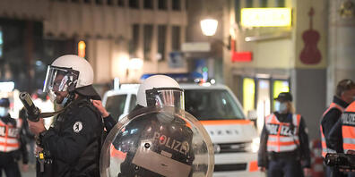 Polizei beobachtet die Situation auf dem Roten Platz in St. Gallen.