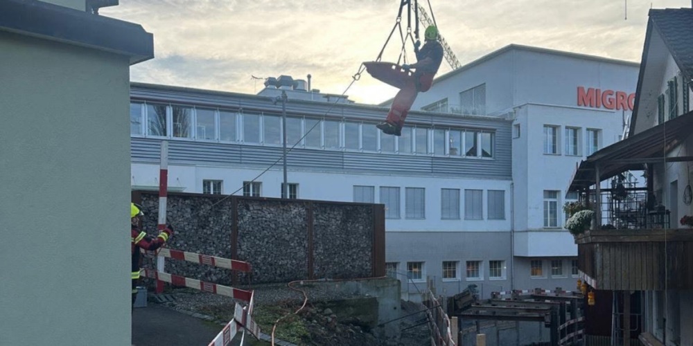 Die Feuerwehr Gossau bei der Bergung einer Person.